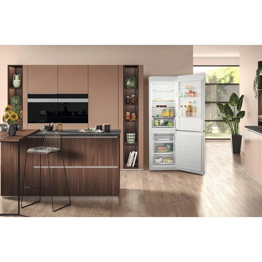 Hotpoint H1NT 821E W 1Freestanding Fridge Freezer - Image 5